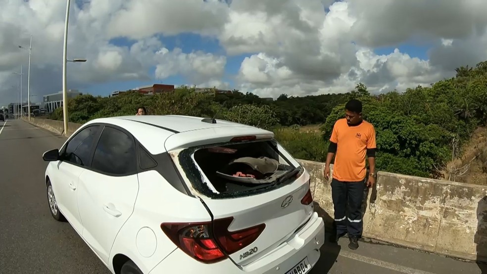 Jovem fica ferido após acidente em Salvador — Foto: Reprodução/TV Bahia