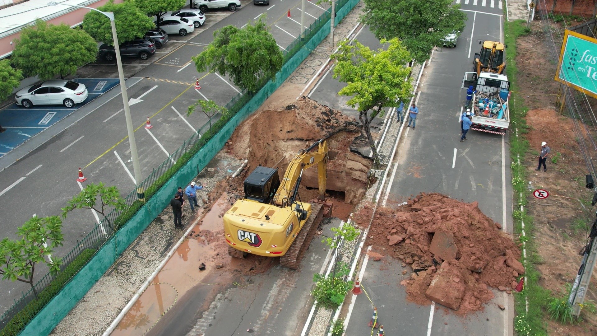Trecho da Av. Jóquei Clube em Teresina é interditado nos dois sentidos após cratera aumentar; veja rota alternativa