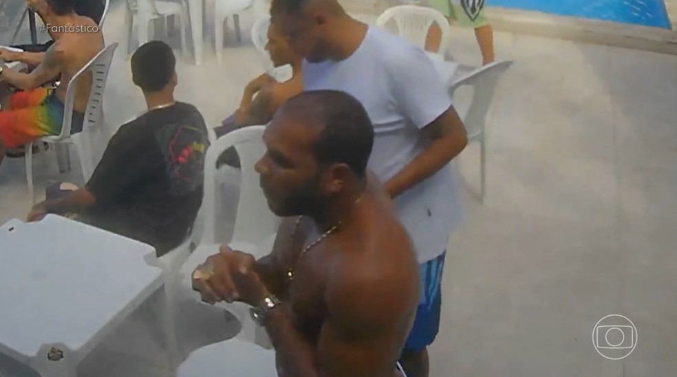 Traficantes foragidos fazem festa em casarão com piscina no Vidigal. — Foto: Reprodução/TV Globo