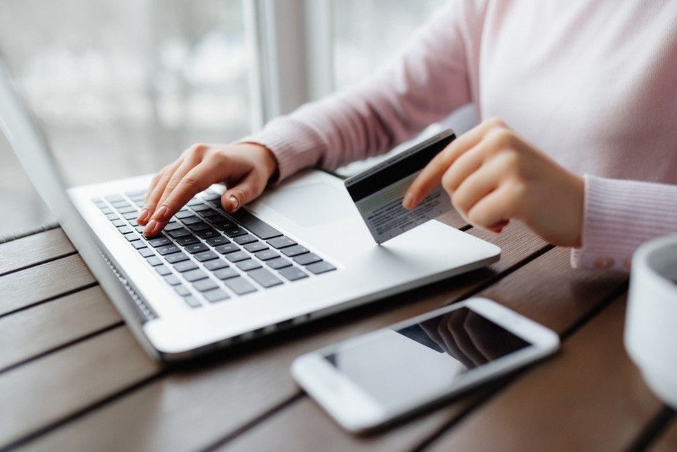 Mulher fazendo compra online. — Foto: reprodução