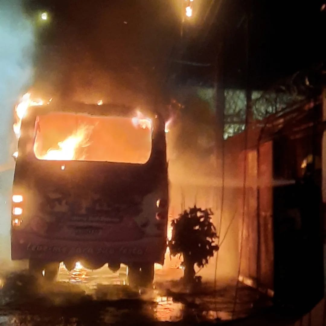 VÍDEO: Ônibus de sorvete é incendiado por encapuzado em Vila Velha, no ES