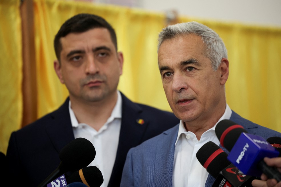 Calin Georgescu e George Simion — Foto: Reuters