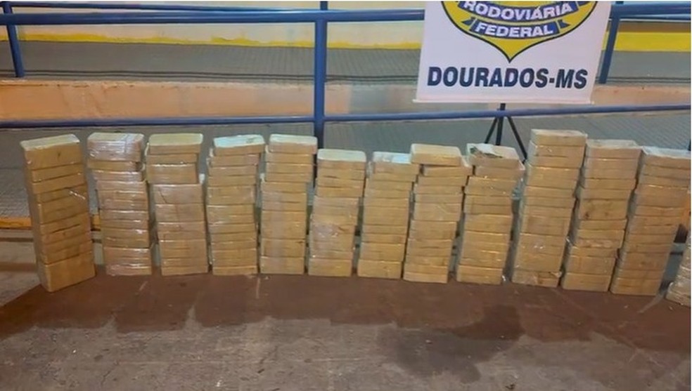 Cocaína estava escondida em meio a fardos de erva-mate em carreta na BR-163 — Foto: Divulgação/PRF