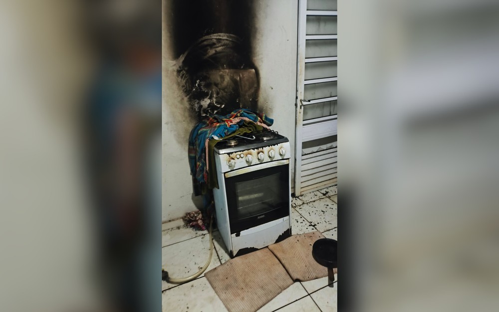 Homem auxilia em combate a incêndio após vizinha esquecer panela no fogão e casa pegar fogo: 'Agi por impulso',diz