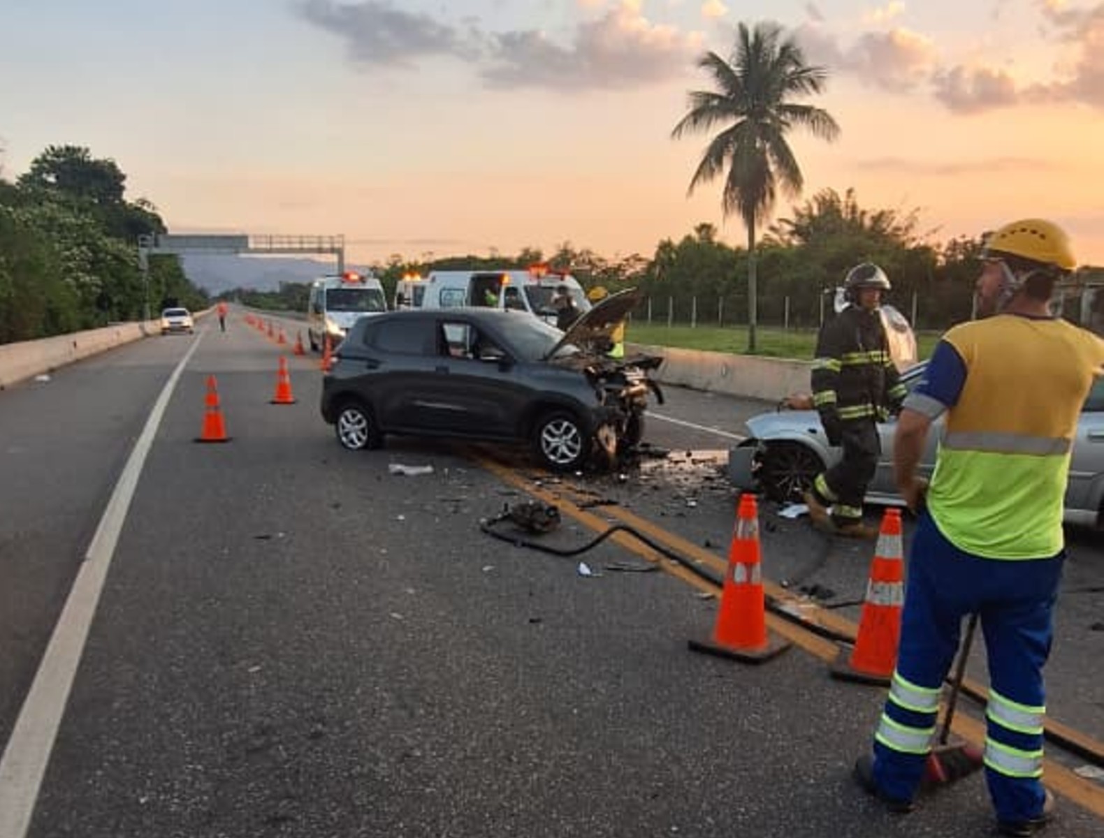 Idosa de 73 anos é levada ao hospital após acidente na rodovia dos Tamoios