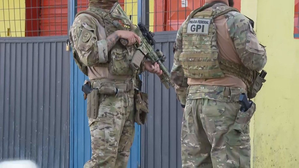 Com viaturas blindadas, policiais civis e federais fazem operação contra organizações criminosas em Salvador — Foto: Reprodução/TV Bahia