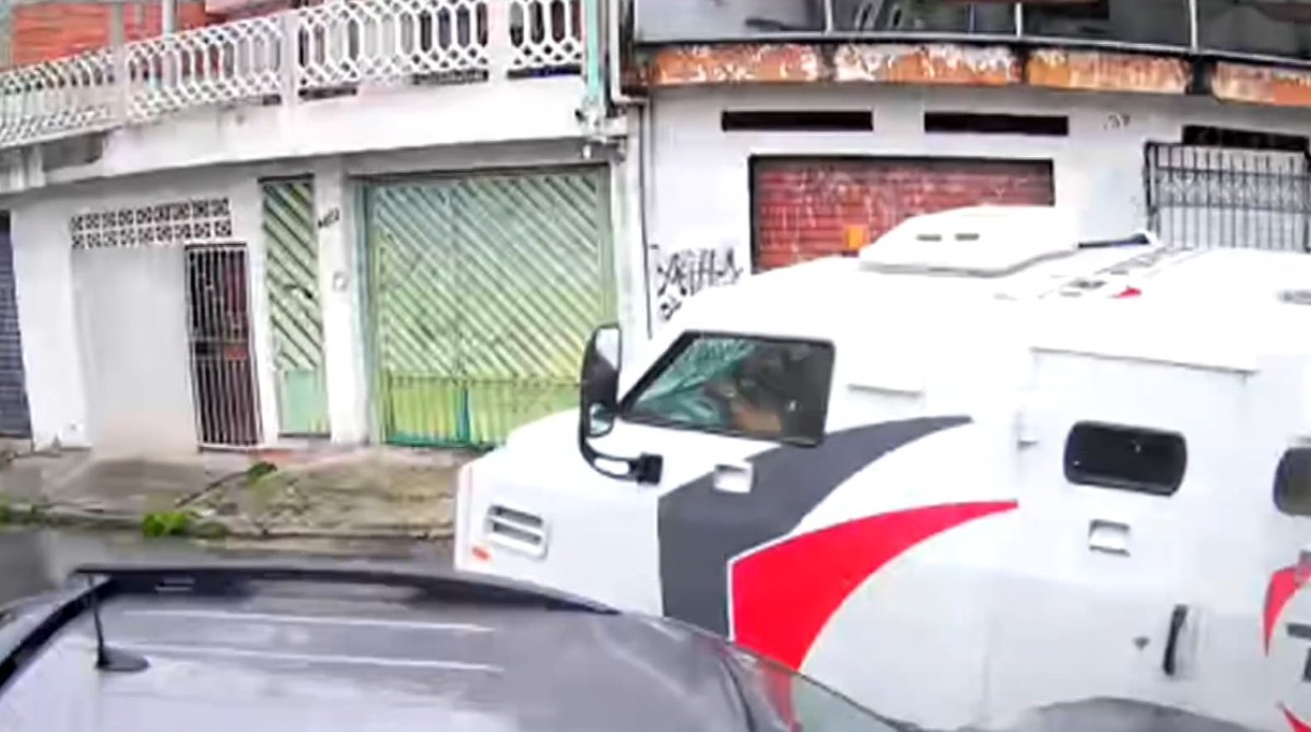 VÍDEO: Carro-forte desgovernado desce rua de Mauá e atinge carro, que fica destruído