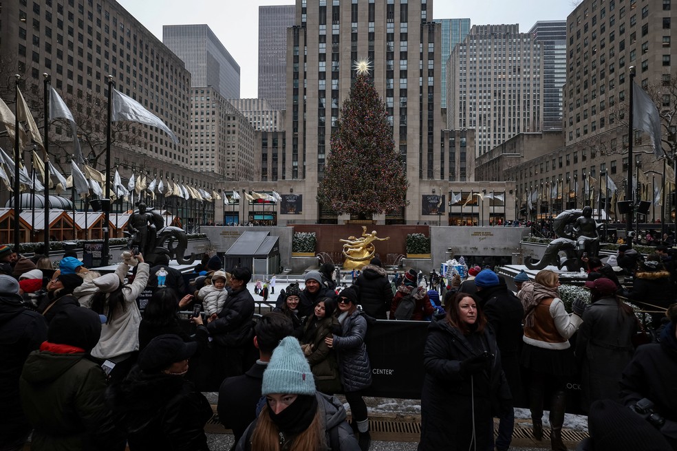 Público tira fotos da árvore do Rockfeller Center, uma das mais famosas dos Estados Unidos, nesta terça-feira (24) — Foto: Marko Djurica/Reuters