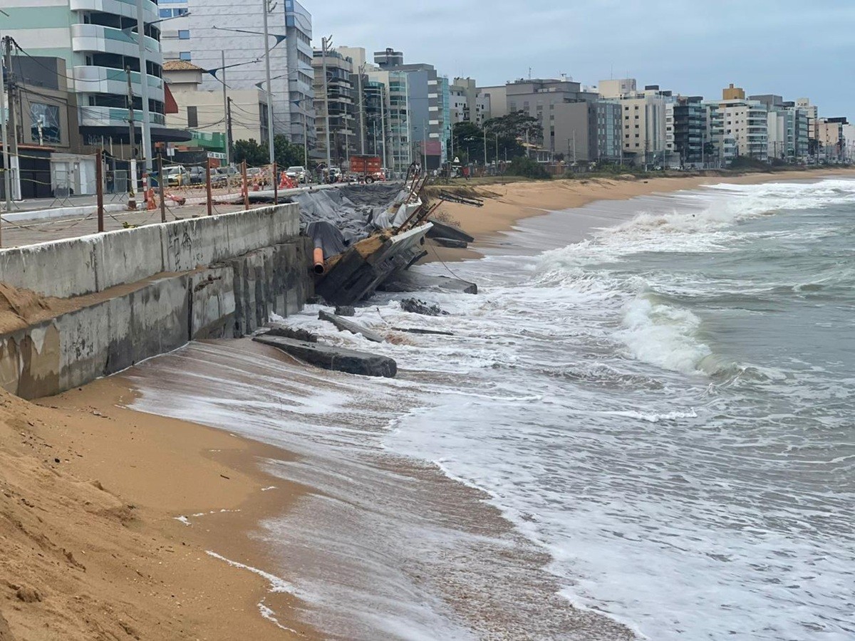 Ressaca destrói trecho de calçadão da Praia Campista, em Macaé; VÍDEO