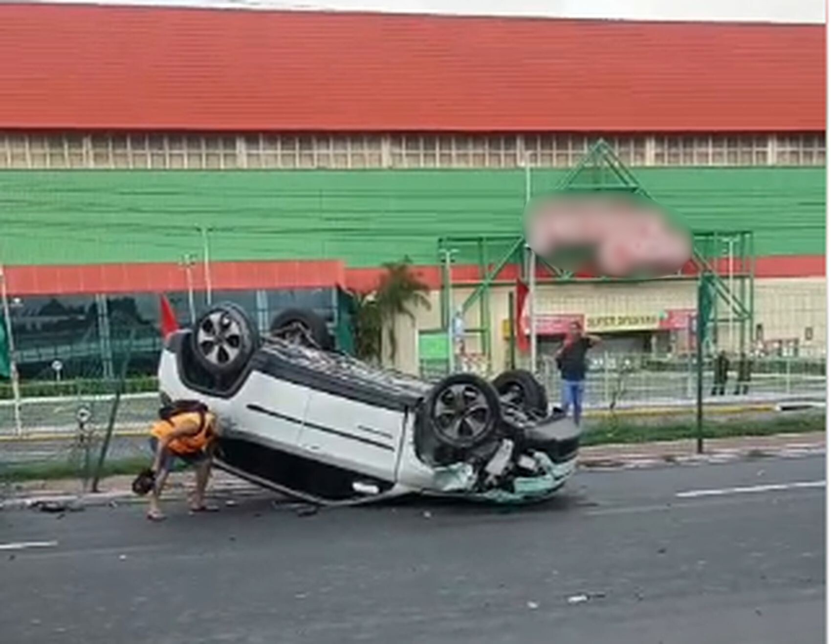 Carro capota e outro bate em poste em Aracaju