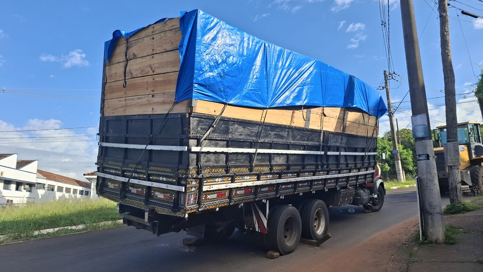 Carro do prefeito de Vista Alegre do Alto bateu em caminhão carregado com amendoim — Foto: Guilherme Leoni/EPTV
