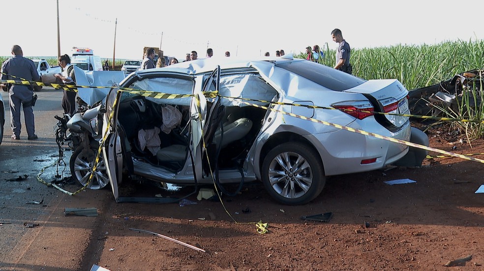 Colisão entre carros causa mortes em rodovia entre Pontal e o distrito de Cândia, no interior de SP — Foto: Alexandre David/EPTV