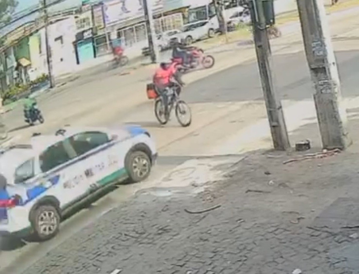 Vídeo mostra entregador por aplicativo sendo atropelado por viatura da PM que avançou sinal vermelho; vítima faleceu no local