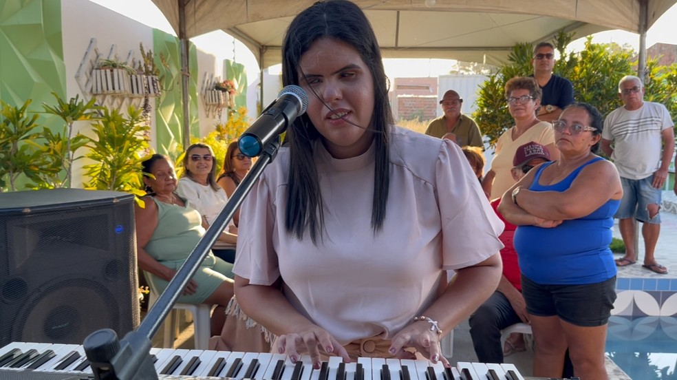 Jaqueline toca teclado e canta em eventos da famlia  Foto: Pedro Jnior/TV Cabo Branco