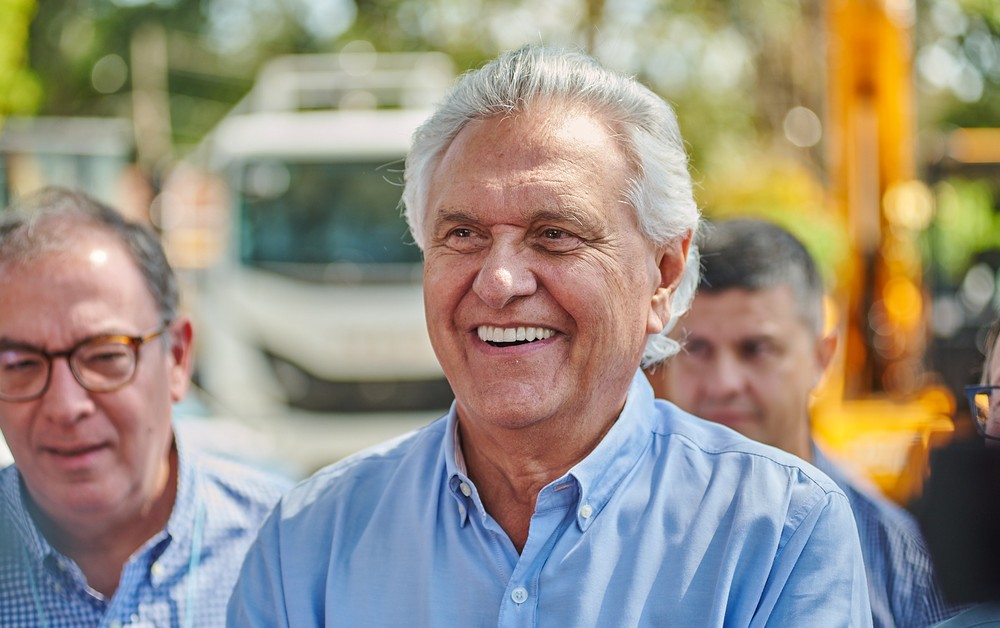 Ronaldo Caiado evita comentar pedido de recursos de Flávio Bolsonaro para filme sobre Jair Bolsonaro