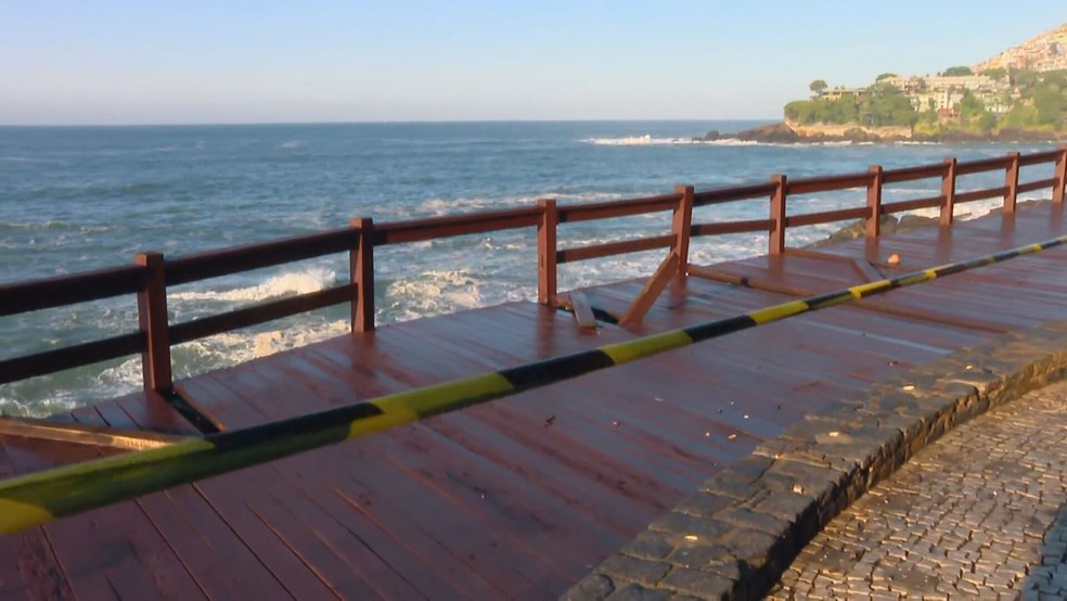 Área do píer do Leblon foi isolada após danos causados pela força do mar — Foto: Reprodução/ TV Globo