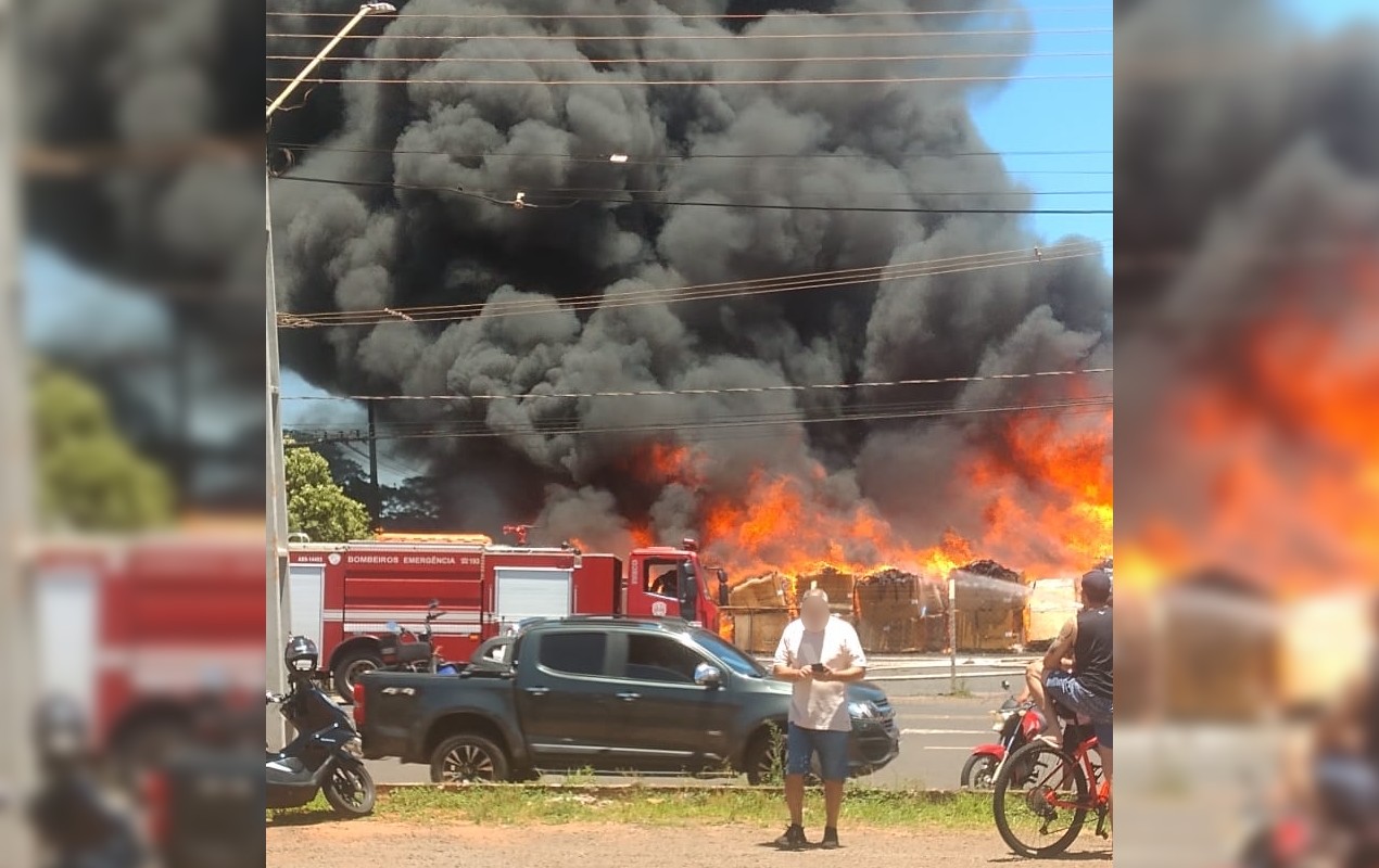 Incêndio de grandes proporções atinge loja de pneus em Assis