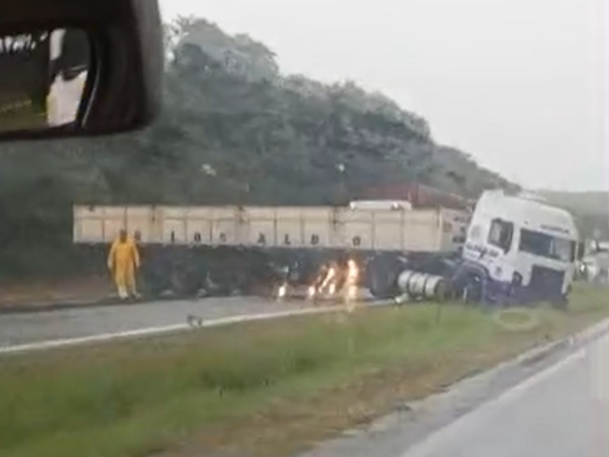 Carreta atravessa pista e interdita Rodovia Luiz de Queiroz em Piracicaba