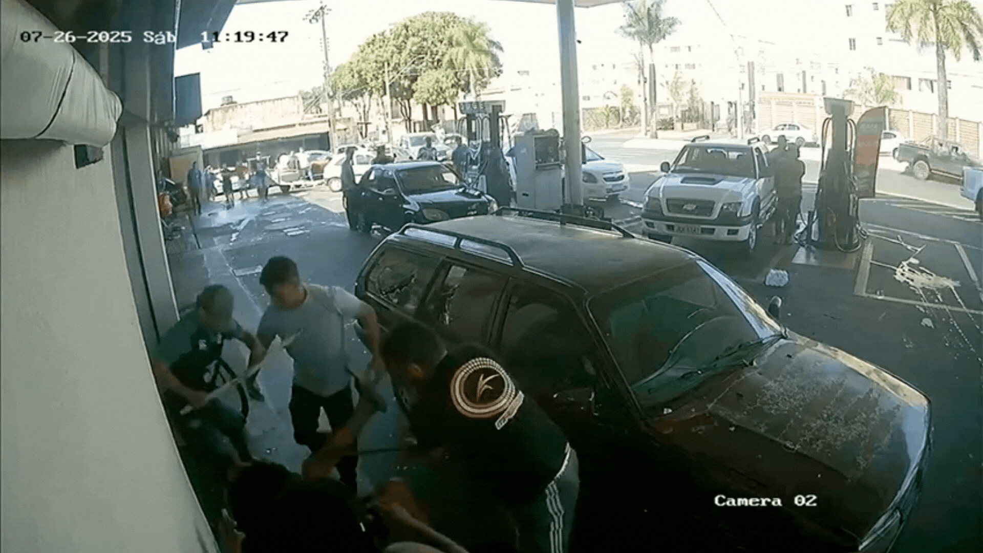 VÍDEO: Homem é espancado com barras de ferro em posto de combustíveis no Bairro Tocantins em Uberlândia
