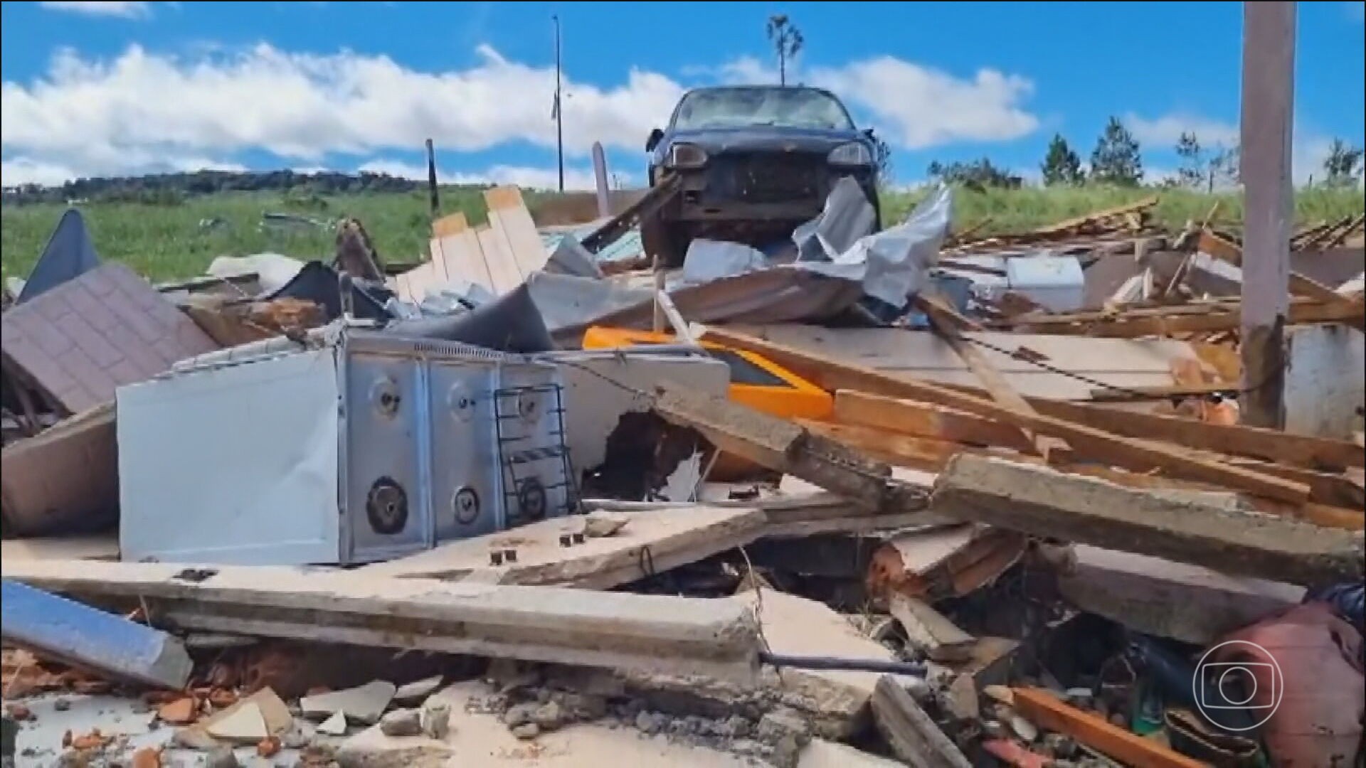 Árvores partidas ao meio, casas destruídas, mortes: o cenário devastador causado por tornado no Paraná 