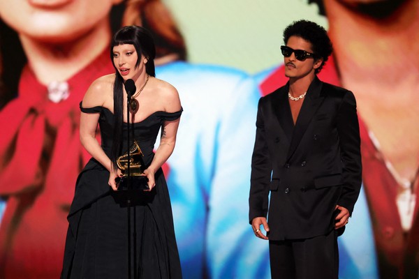 Bruno Mars e Lady Gaga levam prêmio de melhor performance pop de dupla ou grupo — Foto: KEVIN WINTER / GETTY IMAGES NORTH AMERICA / Getty Images via AFP