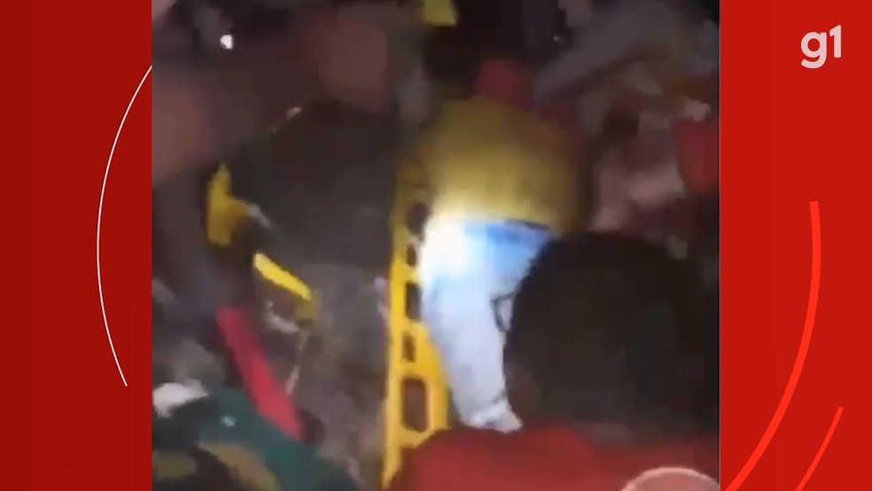 Três pessoas ficam feridas após carro cair dentro de cratera em Buriticupu — Foto: Reprodução