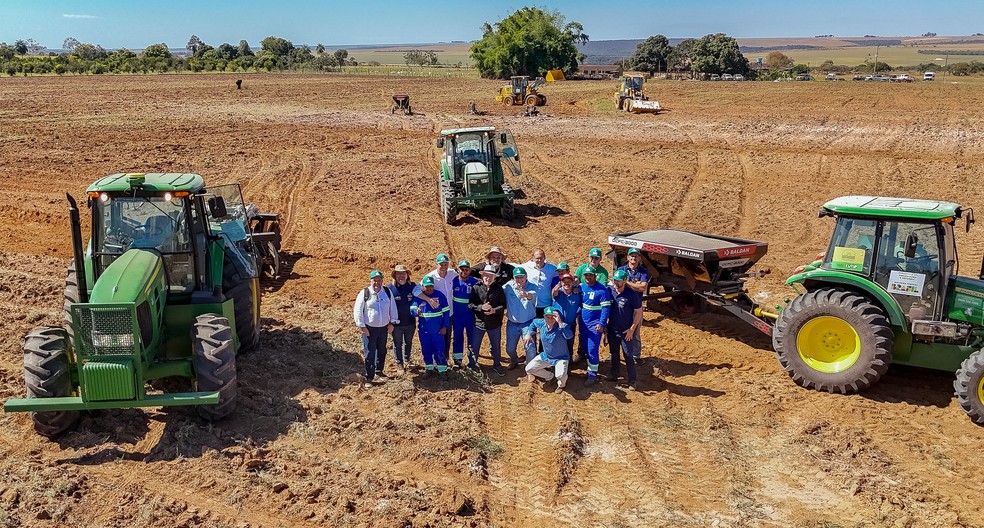Lula durante visita a sítio no assentamento Santo Antônio da Fartura, em Mato Grosso. — Foto: Ricardo Stuckert/ Presidência da República