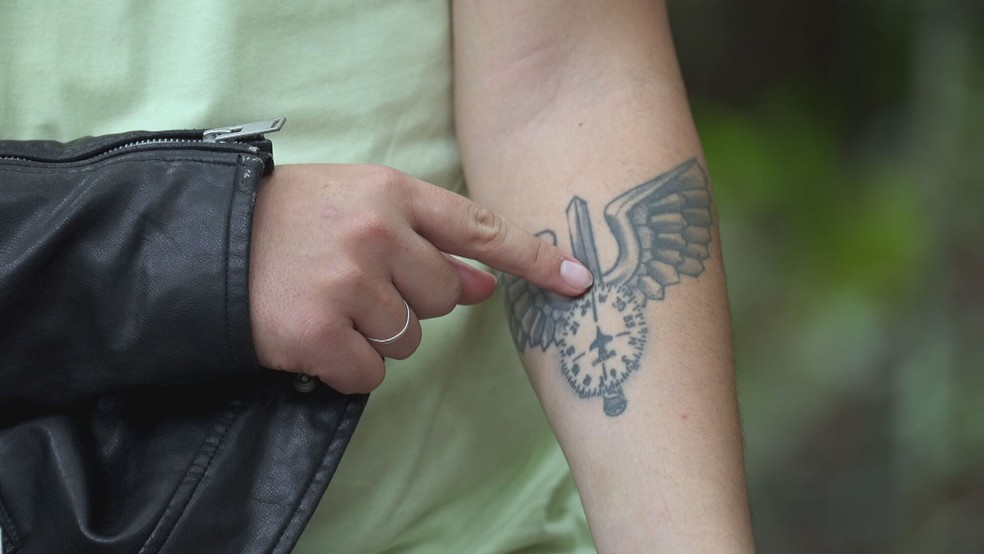 Matheus mostra tatuagem com o símbolo da Força Aérea e uma bússola apontando para o oeste — Foto: Reprodução/TV Globo