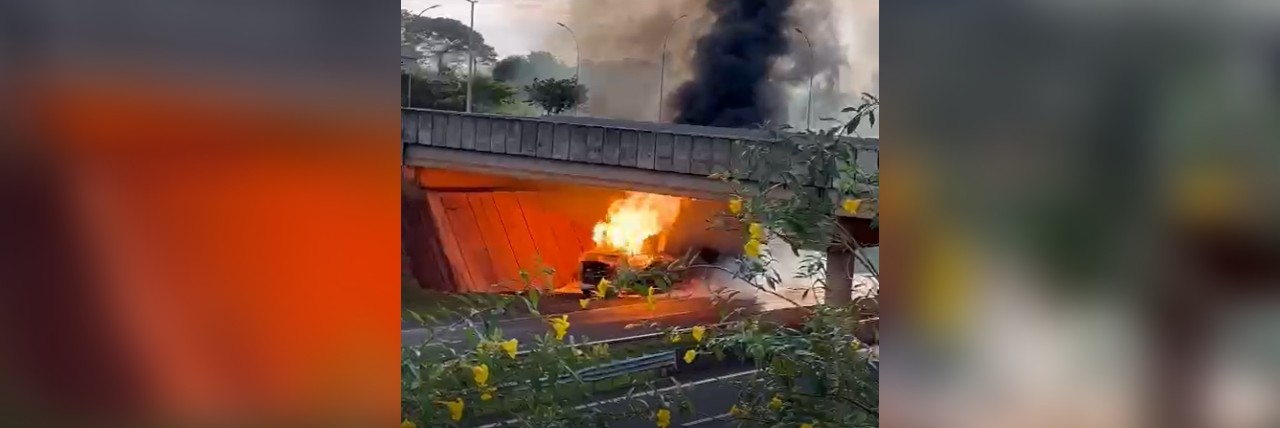 Caminhão carregado com botijões de gás pega fogo e risco de explosão interdita rodovia no interior de SP