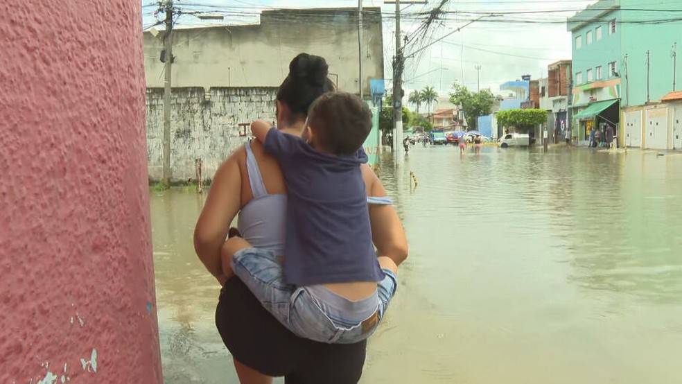 Famílias enfrentam enchete no Jardim Pantanal, na Zona Leste de SP — Foto: Reprodução/GloboNews