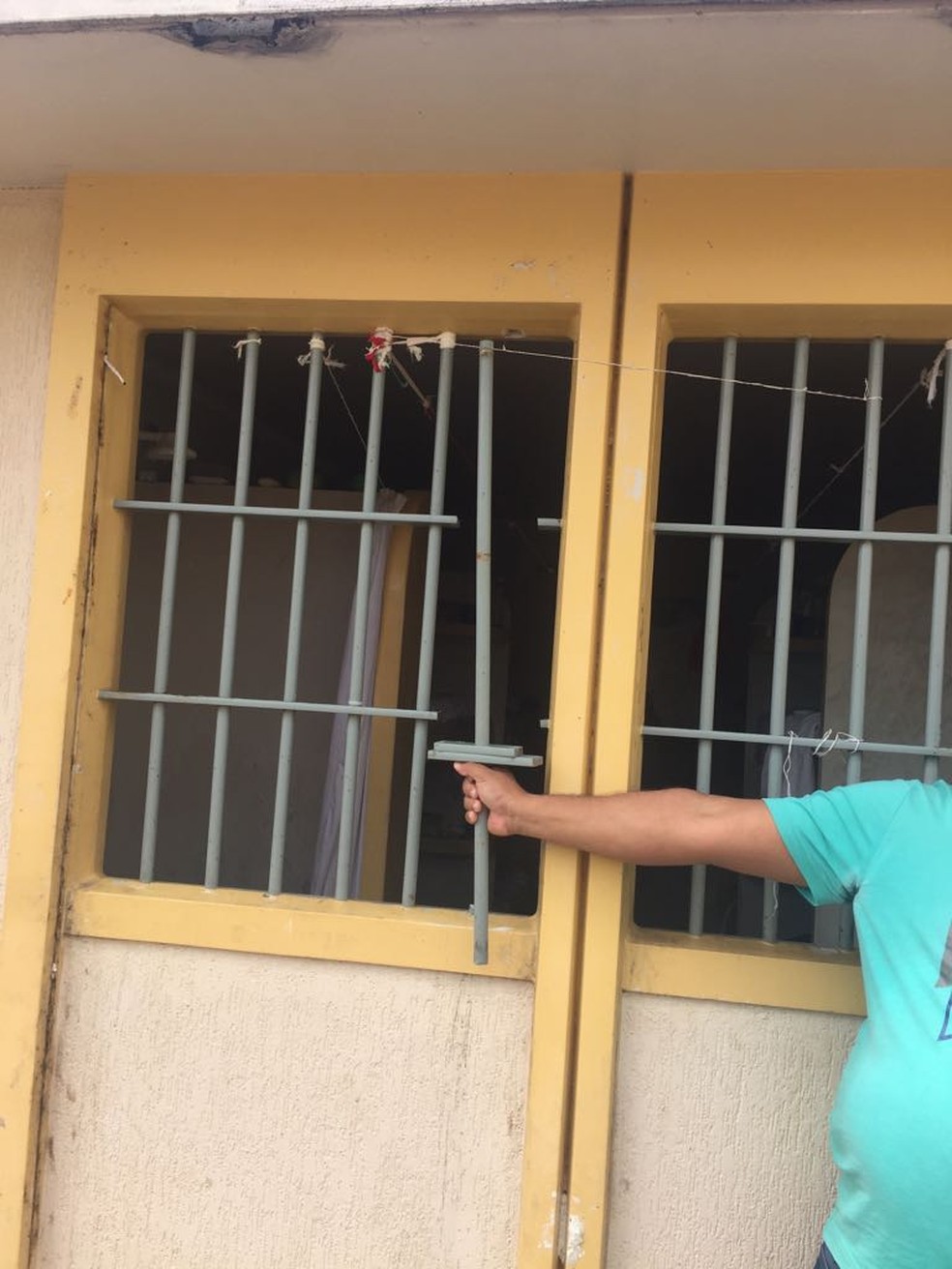 Agente mostra cela serrada de onde os presos teriam fugido — Foto: Divulgação/Seris