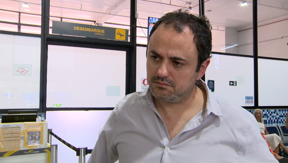 O deputado federal Glauber Braga (PSOL-RJ) acompanhou a esposa, a também deputada federal Sâmia Bomfim (PSOL-SP), que desembarcou em Presidente Prudente (SP) na tarde desta quinta-feira (5) para cuidar dos trâmites do velório e do sepultamento do seu irmão, o médico Diego Ralf Bomfim, de 35 anos, que foi assassinado com outros dois médicos durante a madrugada no Rio de Janeiro (RJ) — Foto: Marcos Tadeu/TV Fronteira