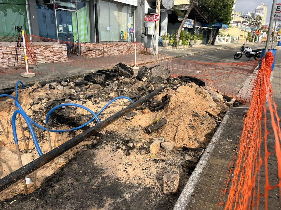 Afundamento em rede de esgoto interdita trecho da Avenida Erivan França em Ponta Negra — Foto: Philipe Salvador/Inter TV Cabugi