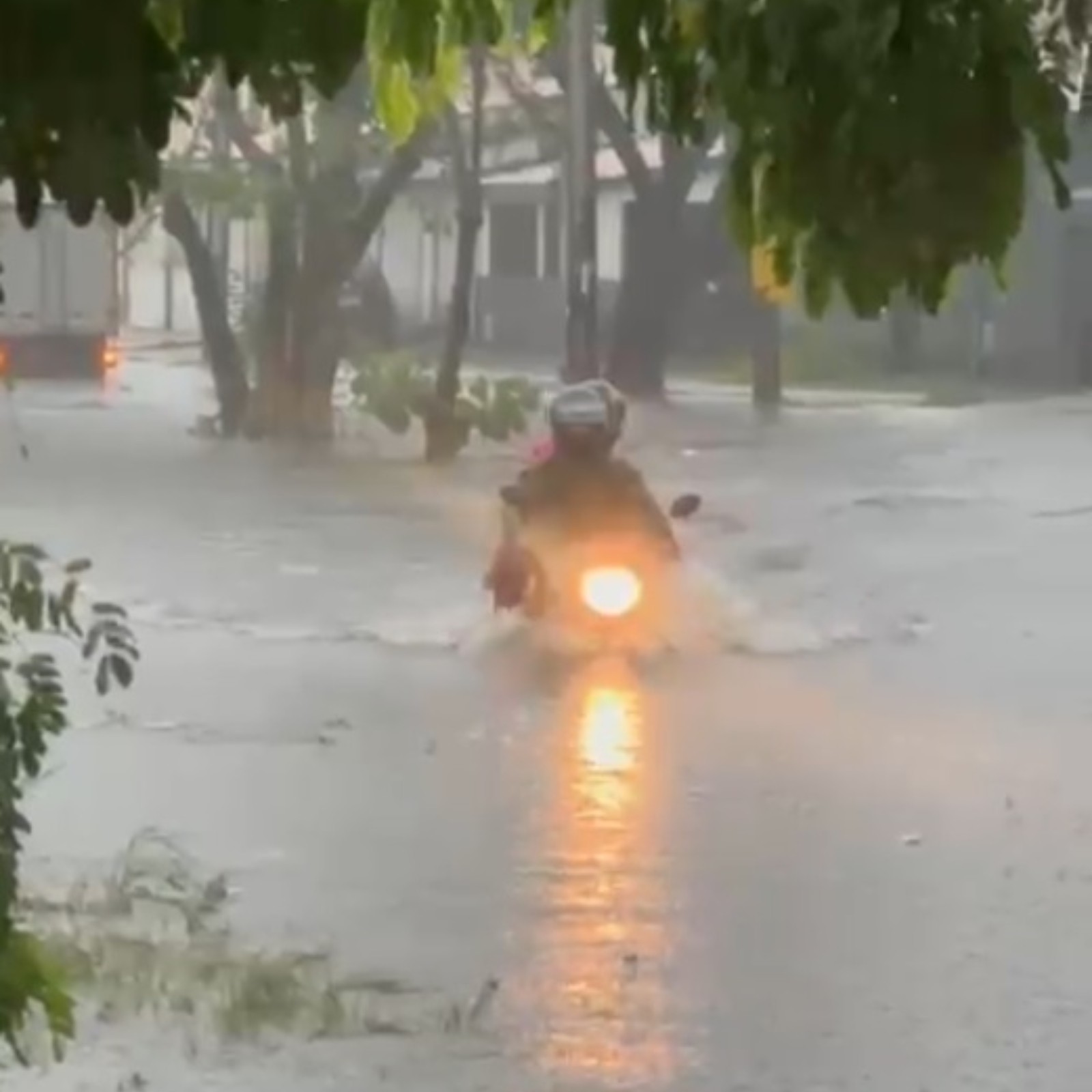 Homem morre ao tentar atravessar área alagada de moto em Santa Rita de Caldas