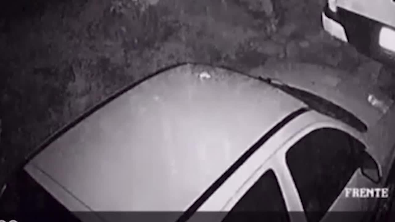 Carro é engolido por cratera que se abriu na garagem da família, em ...