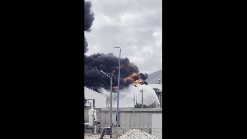 Bombardeio iraniano atinge refinaria de petróleo em Israel e causa incêndio de grandes proporções