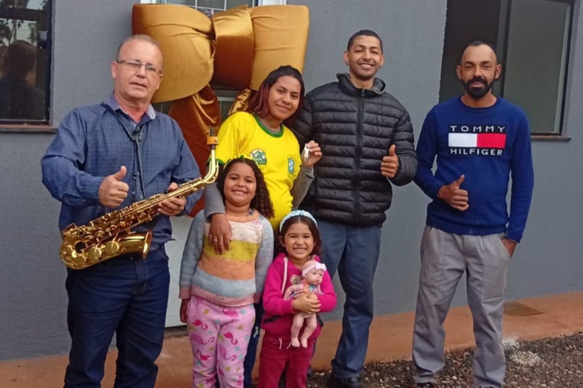 Lar doce lar: corretor emociona famílias ao entregar chaves da casa própria tocando saxofone em MS