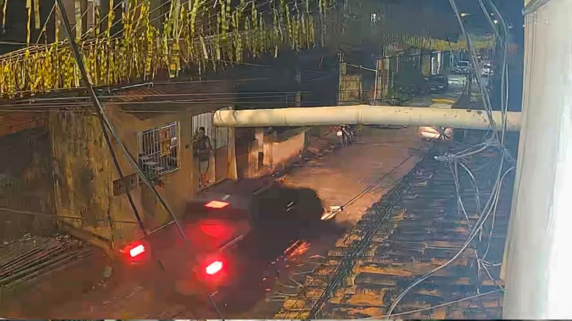 Motorista avança e atropela moradores durante pintura de rua para a Copa, em Belém