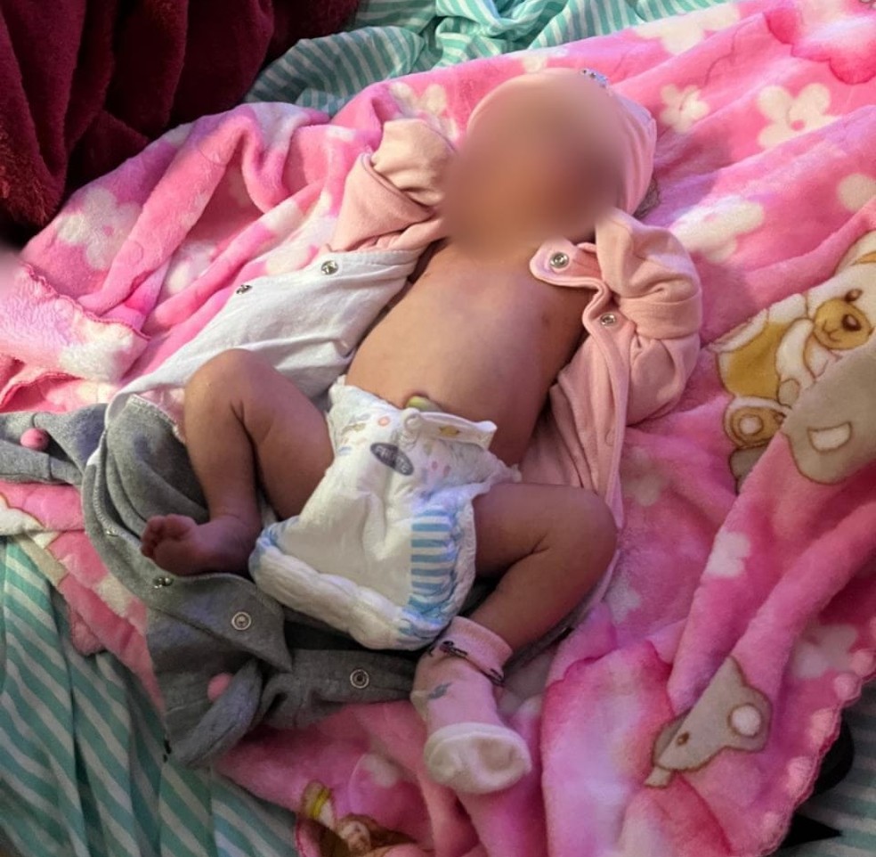 Família compartilhou foto onde bebê não apresentava nenhum sinal de machucado antes do banho no AC — Foto: Arquivo pessoal