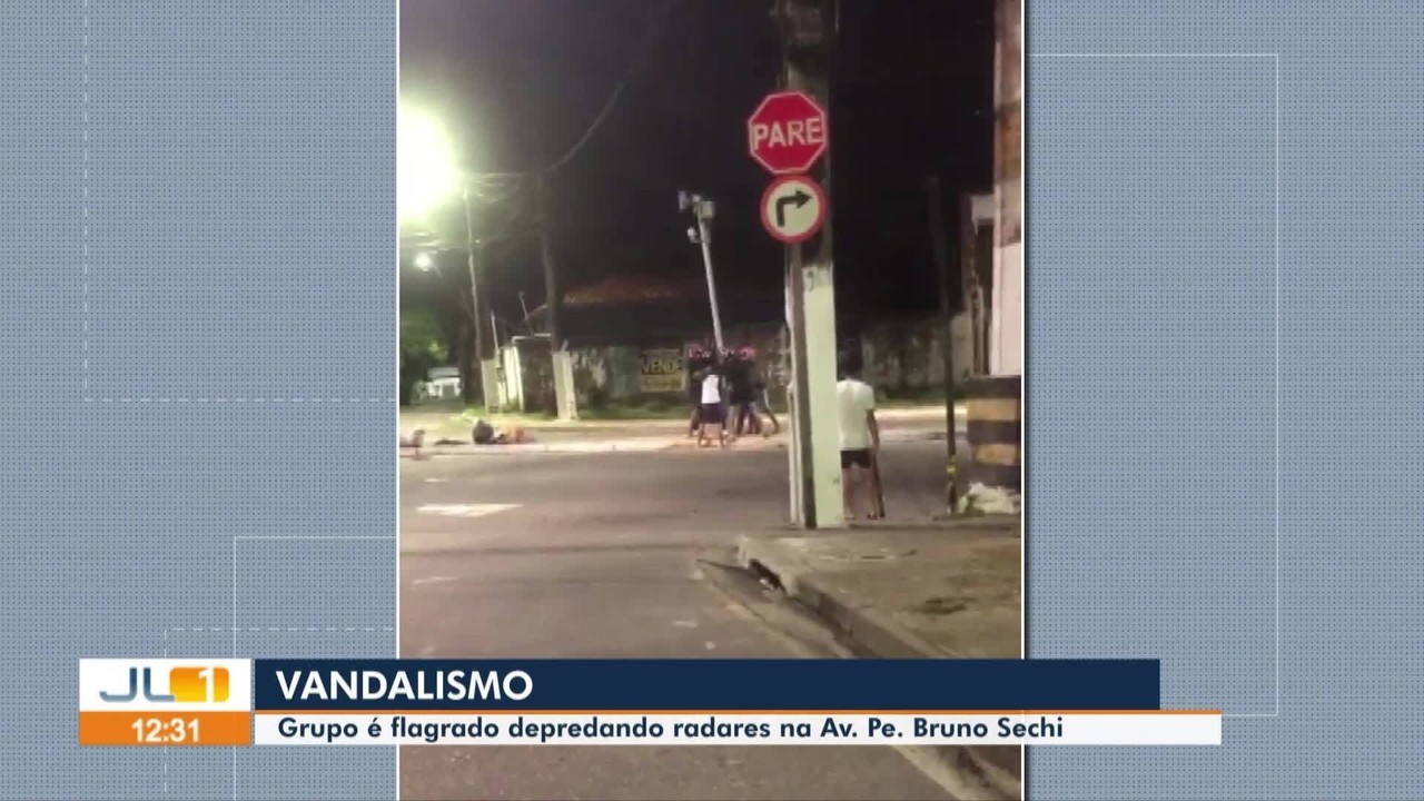 Moradores flagram homens destruindo radar de trânsito a metros de distância de delegacia em Belém