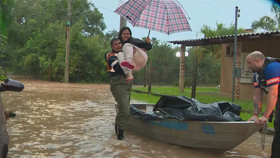 Mulher é resgatada após alagamento em Cachoeirinha — Foto: RBS TV/Reprodução