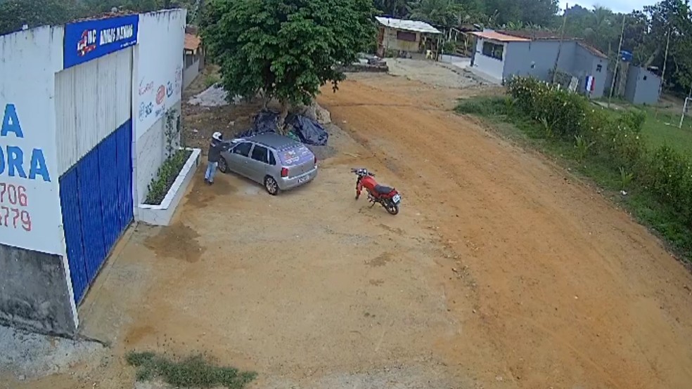 Crime foi flagrado por uma câmera de segurança — Foto: Reprodução/Redes Sociais