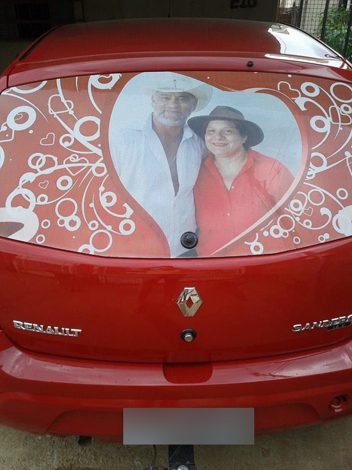 Motorista de aplicativo homenageia esposa com foto do casal em vidro de carro em MT e gesto viraliza 