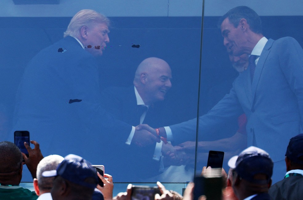 Trump cumprimenta o primeiro-ministro, Pedro Sánchez, com Gianni Infantino ao fundo — Foto: REUTERS/Kai Pfaffenbach