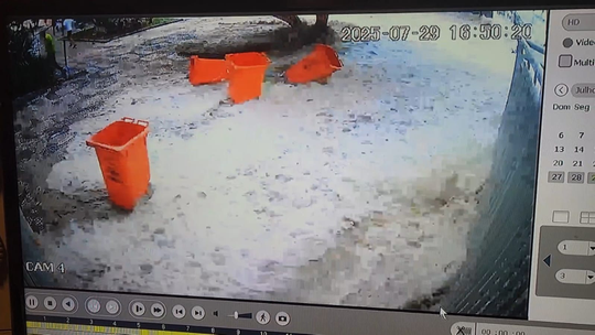Ressaca cruza orla do Leblon e destrói portão de prédio; veja vídeo