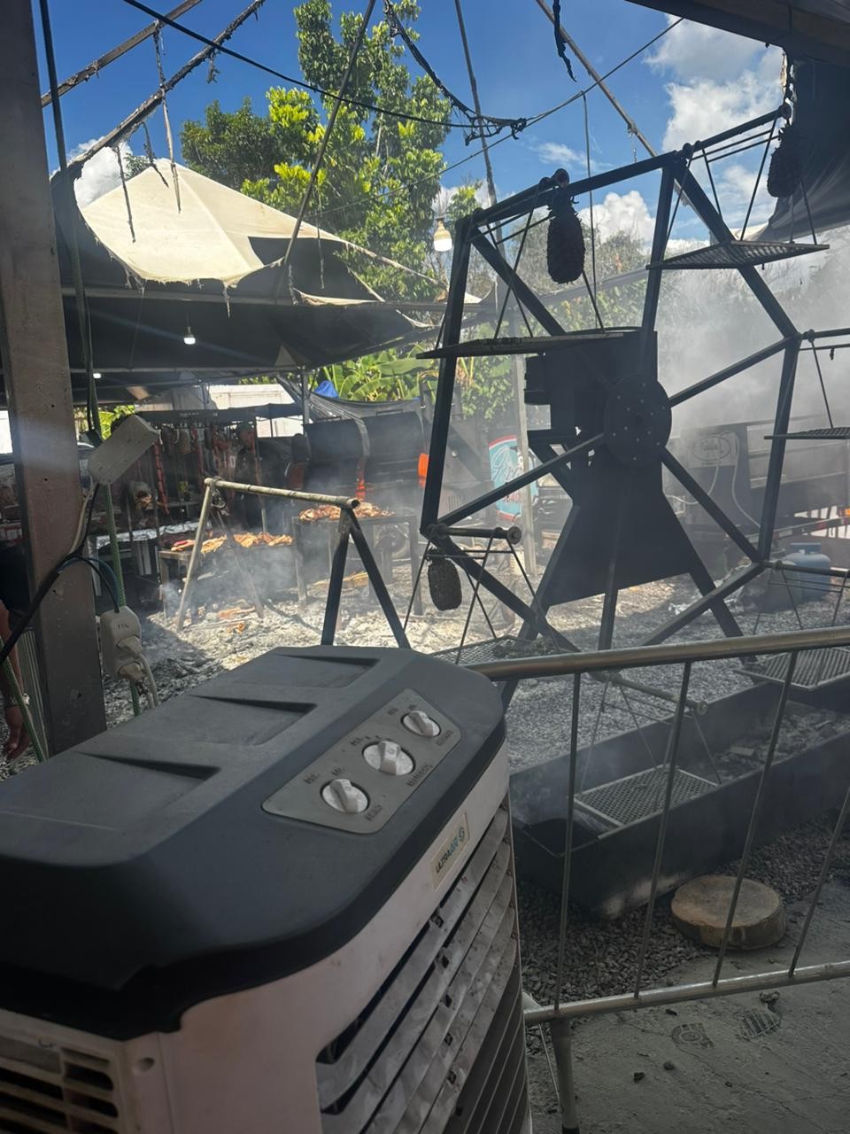 VÍDEO: princípio de incêndio atinge estande de churrasco na Rondônia Rural Show