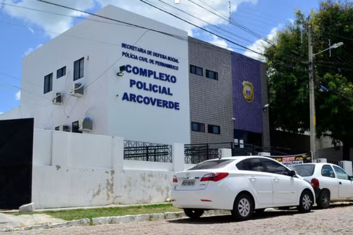 Colisão entre moto e carro deixa mulher morta e dois feridos em Itaíba