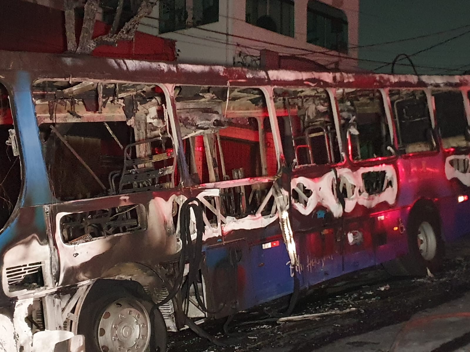 Ônibus pega fogo em Belo Horizonte mas ninguém fica ferido; VÍDEOS