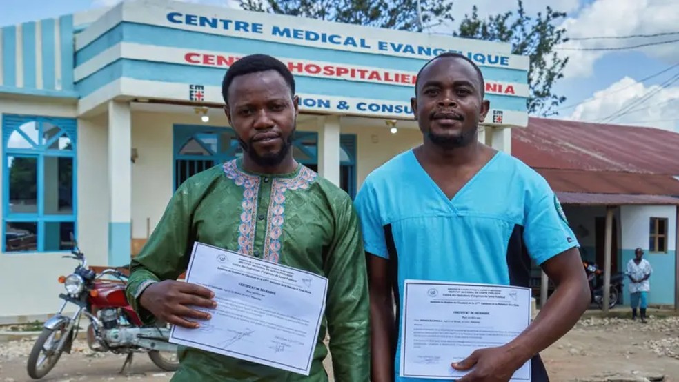Makati Tagirabo (à esquerda) e Baraka Bulambula (à direita) foram dois dos enfermeiros que se recuperaram de Ebola neste surto mais recente — Foto: Reuters