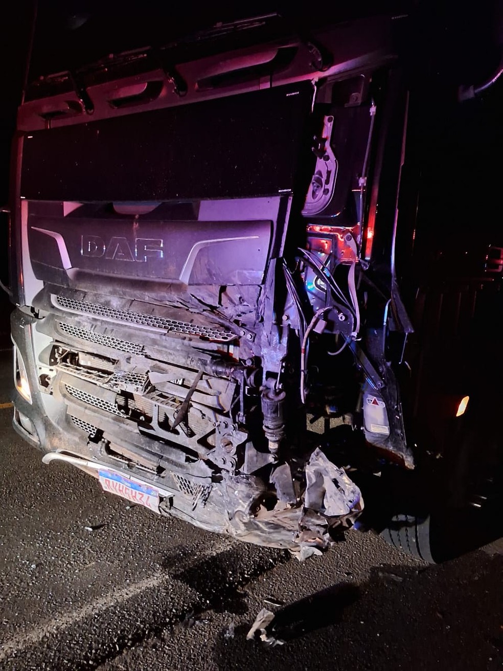 Motorista morre após batida frontal entre caminhão e carro, em São Mateus do Sul — Foto: Corpo de Bombeiros